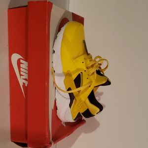 Nike Hurarache Kids Size 2y
